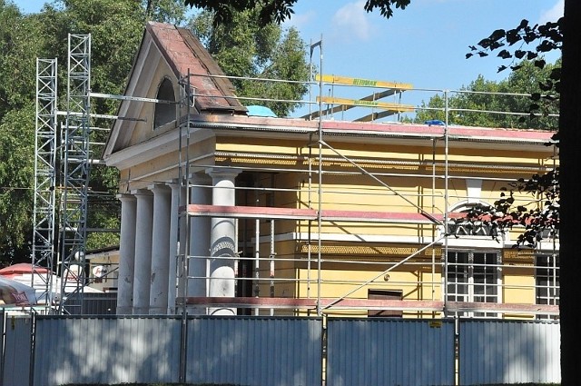 Obecnie prowadzona jest wymiana dachu i stropu na budynku Świątyni Greckiej