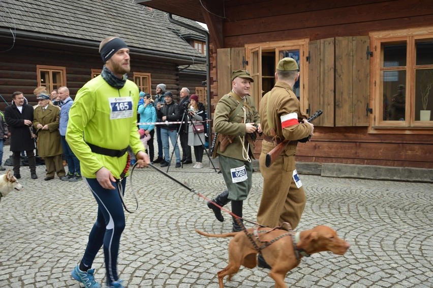 Nowy Sącz. Bieg Tropem Wilczym w Miasteczku Galicyjskim. Kapitan Stefan Kulig dał znak do startu [ZDJĘCIA]