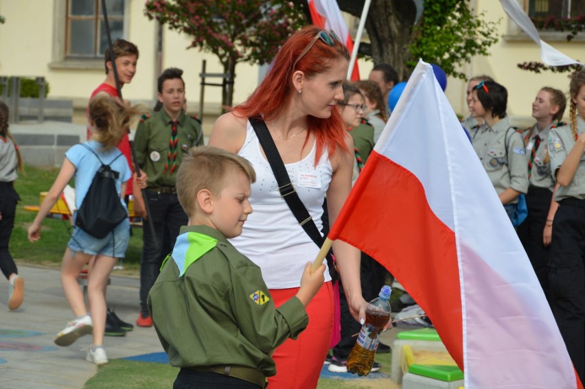 Harcerska akcja na Święto Flagi w Ostrowcu [ZDJĘCIA]