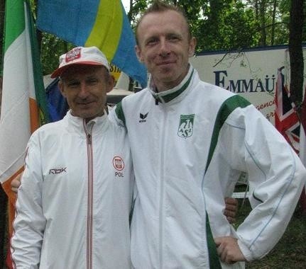 Waldemar Pędzich (z lewej) na zdjęciu z obecnym szkoleniowcem OKLA Ostrołęka Bartoszem Witkowskim.