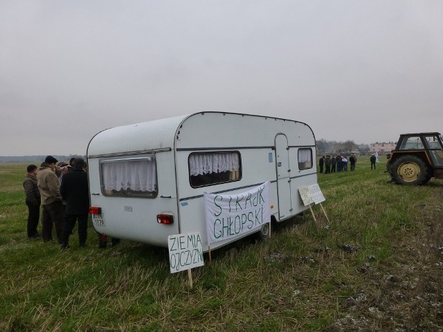 W tej przyczepie dyżurują przedstawiciele protestujących.