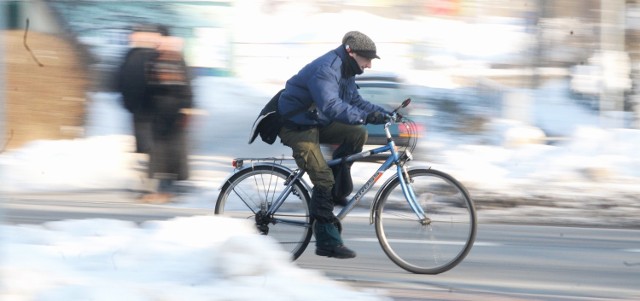 Damian Danak przyznaje, że dużo jeździ rowerem. I jak widać, nawet mróz i śnieg mu nie przeszkadzają. - Słyszałem o Zielonej Strzale. Dla mnie to świetny pomysł - mówi.