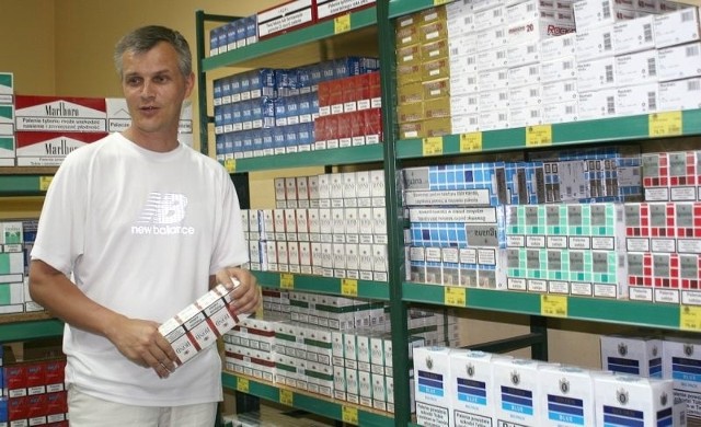 - Jest spore zamieszanie, jeśli chodzi o sprzedaż papierosów po podwyżce akcyzy - mówi Krzysztof Sączawa, kierownik hurtowni Ruch w Stalowej Woli.