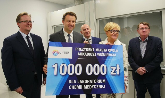 Prezydent Opola przekazał 1 mln zł na rzecz laboratorium chemii medycznej w PMWSZ.