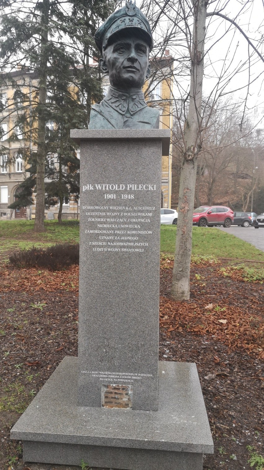 Pomnik Pileckiego stoi na skwerze przy łaźni.
