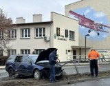 Groźny wypadek na alejach Jana Pawła II w Lesznie. Samochód przebił się na przeciwległy pas