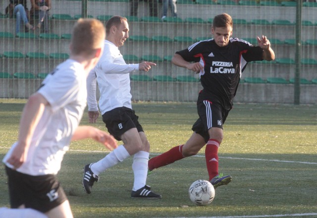 Piłkarze LKS Promna (z piłką Piotr Dąbrowski) pokonali w Radomiu miejscowe Zamłynie.