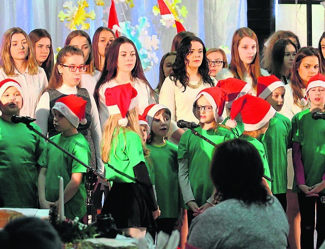 Miejska wigilia w Tarnobrzegu z biskupem, Światełkiem Pokoju, kolędami i wigilijnymi potrawami