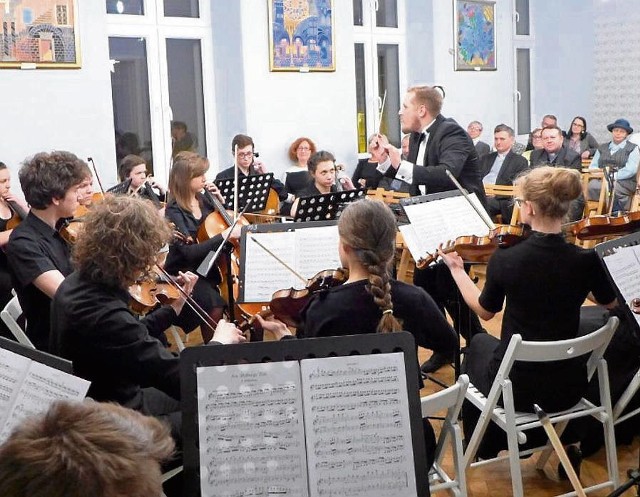 Koncertem orkiestry smyczkowej Fundacja „Zawsze Warto” zainaugurowała „Salon Dobrego Czasu” dla seniorów