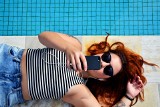 Jak Polacy korzystają ze smartfonów w trakcie urlopu? Zaskakujące wyniki badań i przestroga, przed niebezpieczeństwem