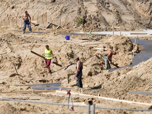 Wczoraj w miejscu, gdzie ma stanąć akwapark, nie było widać ciężkiego sprzętu. Na placu budowy było kilkunastu budowlańców.