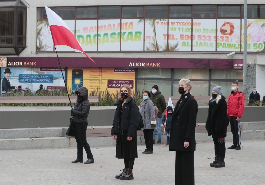 Strajk kobiet w Szczecinie. Patriotyczne spotkanie na pl. Adamowicza. ZDJĘCIA - 11.11.2020