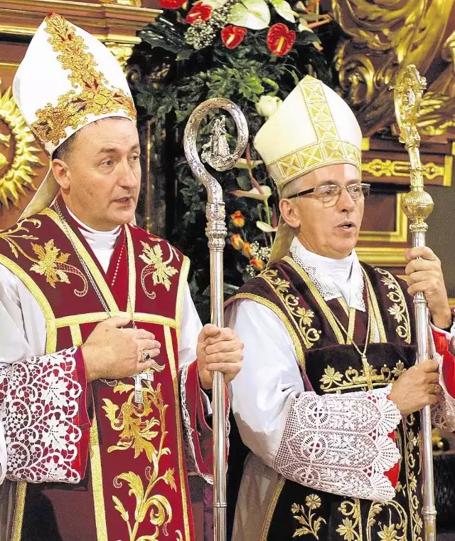 Biskup Andrzej Jeż (z lewej) dwa lata pomagał arcybiskupowi Wiktorowi Skworcowi (z prawej) w kierowaniu diecezją tarnowską. Po jego odejściu do Katowic papież wskazał bp. Jeża na ordynariusza