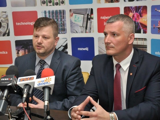 - Gratuluję dobrze przygotowanych wniosków - mówił podczas konferencji prasowej Rafał Rajkowski, członek zarządu Mazowsza (z prawej). Na zdjęciu z wiceprezydentem Radomia Jerzym Zawodnikiem.