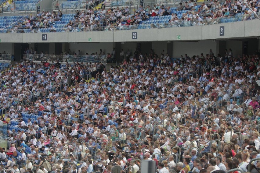 Kongres Świadków Jehowy na Stadionie Śląskim. Dzień 1. Wierni w Chorzowie przez trzy dni będą brać udział w spotkaniach ZDJĘCIA