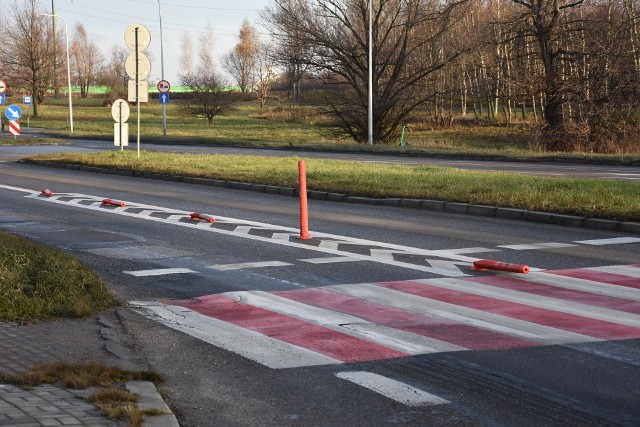 Tak wygląda część postawionych początkiem listopada przed przejściami dla pieszych słupków