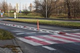 Słupki przed przejściami dla pieszych na al. Jana Pawła II w Tarnowie miały poprawić bezpieczeństwo. Długo nie stały. Kierowcy je rozjechali