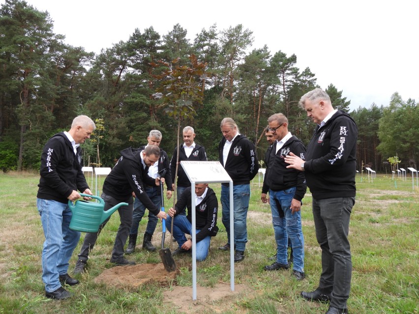 Motocykliści z KM STAJNIA zasadzili drzewko w Lesie Korczakowskim w Treblince, 14.09.2023 