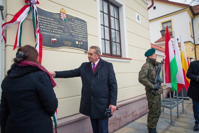 Józef Mozolewski, szef podlaskiej Solidarności przypomniał, że historia Polski i Węgier splata się. Z lewej ambasador Węgier w Polsce Orsolya Zsuzsanna Kovács.