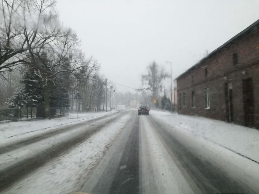 Ranni, wypadki i utrudnienia na drogach Poznania. Wszystko przez opady śniegu [ZDJĘCIA]
