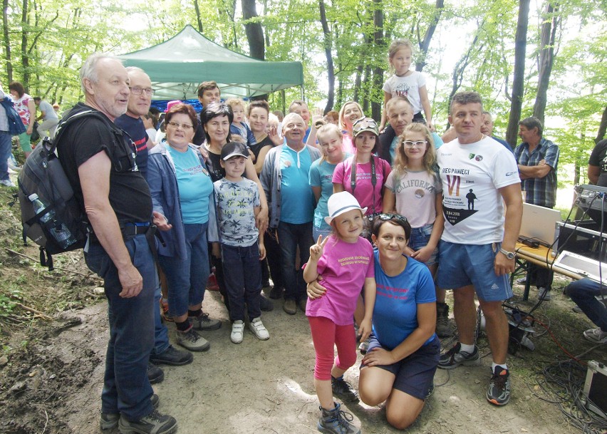 Odkryj Beskid Wyspowy. W sobotni wieczór wspięli się na Luboń Wielki, a w niedzielny poranek pokonali Grodzisko