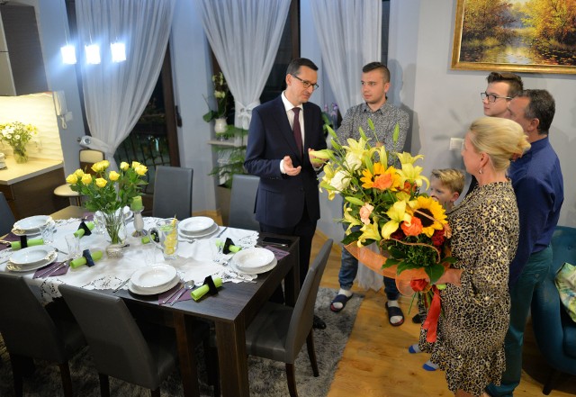 Premier Mateusz Morawiecki odwiedził we wtorek wieczorem rodzinę państwa Pankiewicz w Śliwnicy (gm. Krasiczyn) koło Przemyśla.PRZECZYTAJ TEŻ: Premier Mateusz Morawiecki na Kongresie 590: Będziemy dmuchać i chuchać na każdego polskiego przedsiębiorcęKonwencja wyborcza Prawa i Sprawiedliwości w Muzeum Narodowym Ziemi Przemyskiej [ZDJĘCIA]