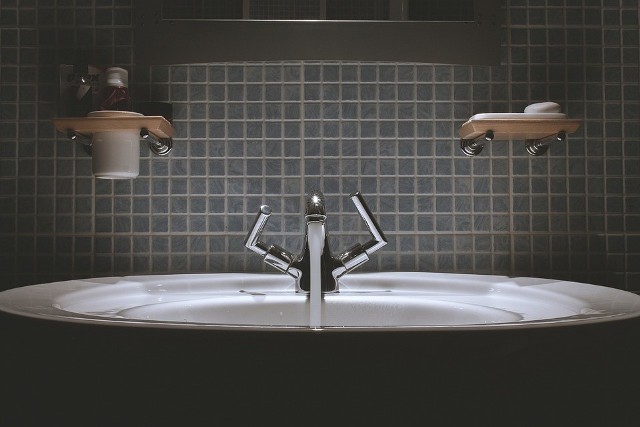 Czyszczenie syfonu w łazience czy w kuchni nie jest przyjemne dlatego lepiej zapobiegać niż udrażniać.