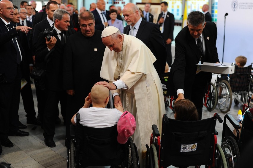 ŚDM. Franciszek odwiedził szpital dziecięcy w Krakowie-Prokocimiu