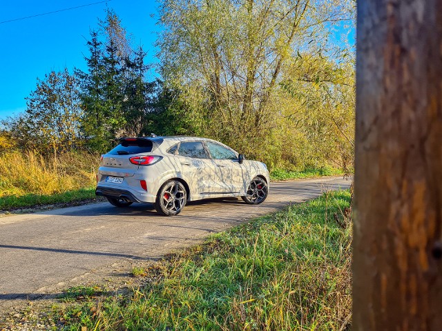 Ford Puma ST Pierwsze wcielenie Forda Pumy było kompaktowym coupe o figlarnych kształtach i w ciekawych wersjach. Dziś tego auta na próżno szukać na ulicach. Jego miejsce zajęła nowa Puma, która z poprzednikiem ma niewiele wspólnego. Czy odmiana ST tego sympatycznego crossovera to dobry pomysł?Fot. Kamil Rogala