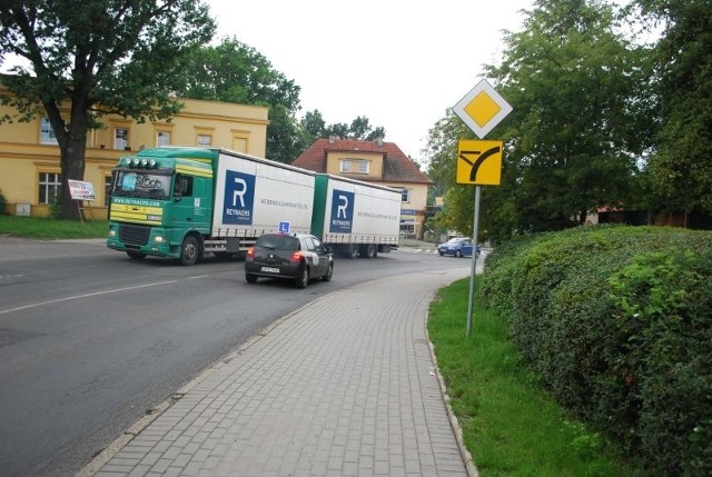 Rowerem można jeździć chodnikiem na ulicy Opolskiej, na odcinku od ulicy Reymonta do stacji paliw Orlen przy wylocie na Opole.