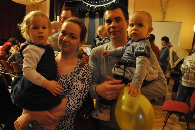 Pola Pinkosz również przyjechała na imprezę do Olesna. Na zdjęciu pierwsza z lewej, razem z rodzicami i siostrą Nelą.