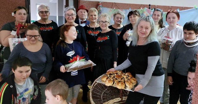 Z pierogami, ciastem i dobrem słowem przedstawicielki Koła Gospodyń Wiejskich Klimontowianki odwiedziły z okazji Bożego  Narodzenia rodziny z Ukrainy, które mieszkają w miejscowej remizie. Odbierając dary i życzenia mieszkanki Ukrainy nie kryły łez wzruszenia. Więcej na kolejnych zdjęciach.