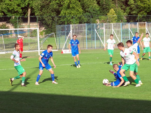 Texom Sokół Sieniawa (niebieskie stroje) był bliski pierwszego ligowego zwycięstwa.