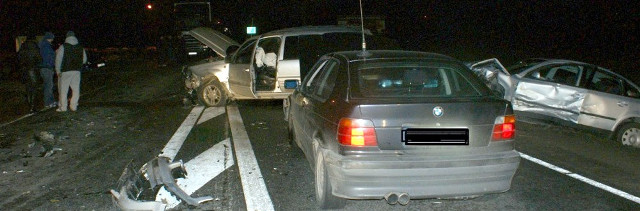 Czołowe zderzenie. Wypadek jeepa, passata i bmw. (zdjęcia)