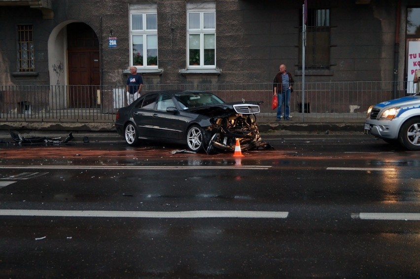 Kolizja trzech pojazdów na ulicy Tuwima w Słupsku