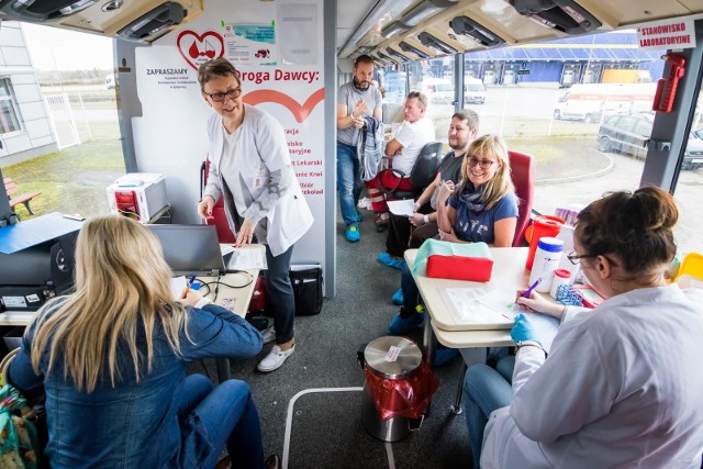 We wtorek, 30 stycznia, pracownicy Poczty Polskiej w Lisim Ogonie zorganizowali zbi&oacute;rkę krwi. Węzeł Ekspedycyjno-Rozdzielczy Poczty Polskiej w Lisim Ogonie to jedna z większych rozdzielni w Polsce. Na co dzień rozdzielane są tam przesyłki i paczki.- Krew będzie przeznaczona dla os&oacute;b potrzebujących w całym wojew&oacute;dztwie kujawsko-pomorskim. Na terenie wojew&oacute;dztwa mamy 34 szpitale, kt&oacute;re - w zależności od potrzeb - Regionalne Centrum Krwiodawstwa i Krwiolecznictwa w Bydgoszczy zaopatruje w krew. Chodzi gł&oacute;wnie o osoby poszkodowane w wypadkach oraz chorujące na nowotwory - informują pracownicy Poczty Polskiej.O planowanej zbi&oacute;rce krwi informowaliśmy w ubiegłym tygodniu. Mogły się do niej dołączyć r&oacute;wnież osoby, kt&oacute;re nie pracują w Poczcie Polskiej.Warto wiedzieć: ➤ Krwi ani żadnych produkt&oacute;w krwiopodobnych nie da się uzyskać sztucznie. ➤ Jedyną jej fabryką jest ludzki organizm.➤ Oddając krew nie można się zarazić - do pobierania krwi i pr&oacute;bek do badań stosuje się wyłącznie sprzęt jednorazowego użytku.➤ Oddawanie krwi nie powoduje żadnych efekt&oacute;w ubocznych ani uzależnienia. Do oddania krwi należy zgłosić się wypoczętym, po lekkim niskotłuszczowym posiłku (np. pieczywo, chuda wędlina, warzywa, owoce). ➤ Należy unikać tłustych potraw (smalec, masło, śmietana, tłusta wędlina).Zobacz r&oacute;wnież:Byłe gwiazdy NHL: Igrzyska zmieniły się w przyjęcie urodzinowe MKOl-u, na kt&oacute;re jedni dostają zaproszenie, a inni nie.&lt;script class=&quot;XlinkEmbedScript&quot; data-width=&quot;640&quot; data-height=&quot;360&quot; data-url=&quot;//get.x-link.pl/d8906ead-39e7-f0a0-424b-1ac1d20424c5,eda107a7-4745-be6d-336e-478504e76243,embed.html&quot; type=&quot;application/javascript&quot; src=&quot;//prodxnews1blob.blob.core.windows.net/cdn/js/xlink-i.js?v1&quot;&gt;&lt;/script&gt;