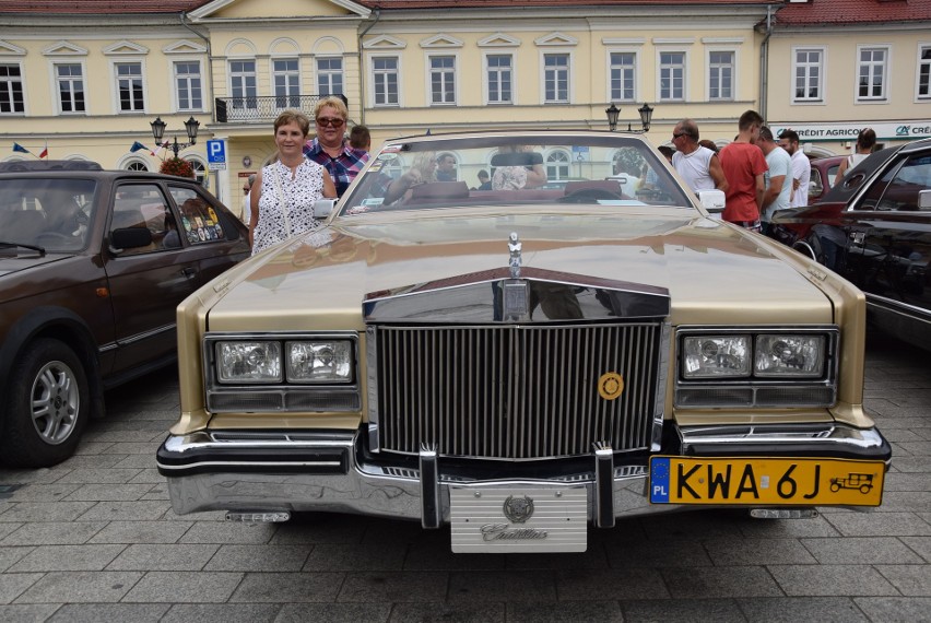 Perełki motoryzacji na oświęcimskim rynku - trudno było oderwać wzrok od zabytkowych samochodów [ZDJĘCIA]