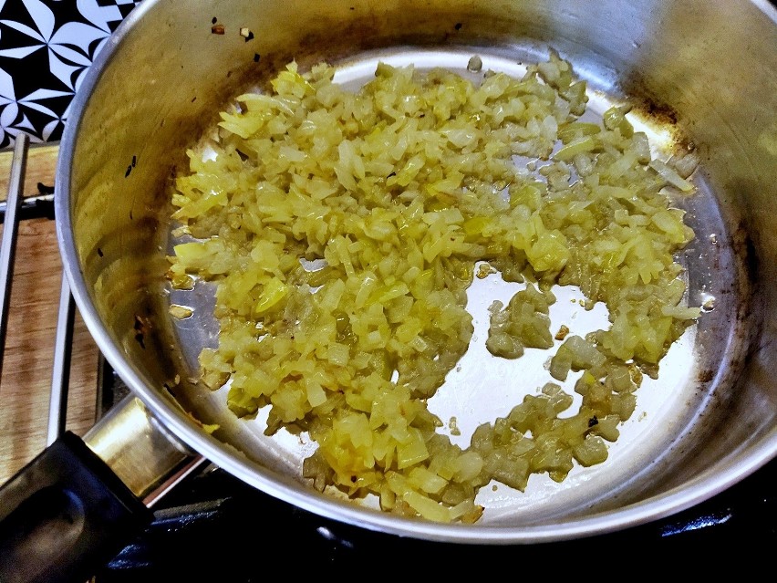 Cebule posiekaj i podsmaż na niewielkiej ilości oleju.