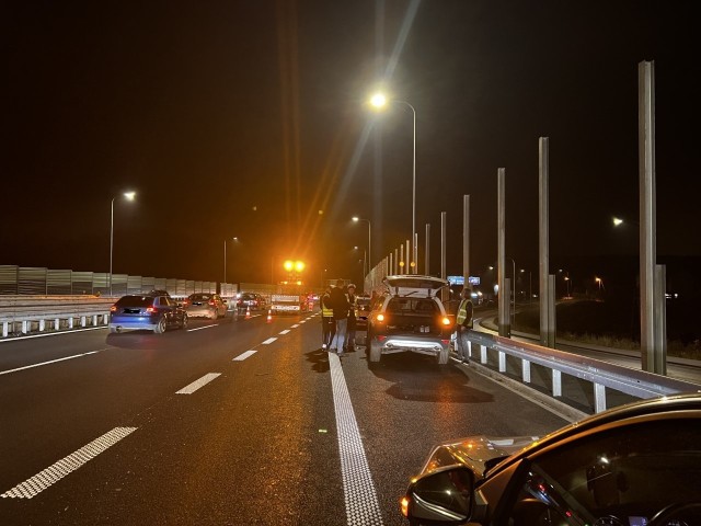 Gdynia. Węzeł Wielki Kack. Minimum 16 samochodów uszkodzonych w wyniku najechania na podstawę tablicy kierunkowej U-c6. 11.11.2022 r.