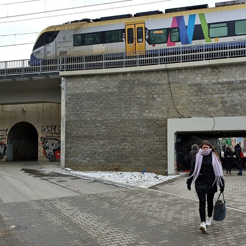 Kraków. Inwestycje kolejowe w Krakowie postępują. Tak teraz wyglądają okolice zabytkowego wiaduktu przy ul. Miodowej