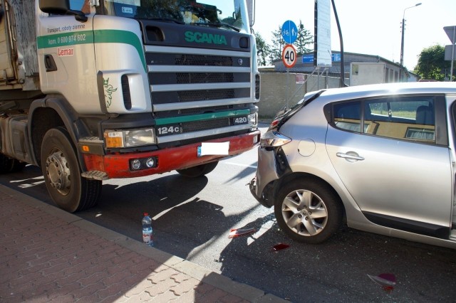 Dzisiaj, przed godz. 8., w miejscowości Kobylnica na ul. Głównej, kierujący ciężarową Scanią z przyczepą, nie zachował należytej ostrożności przed osobowym Renaultem w wyniku czego wjechał w jej tył. Kierująca, poszkodowana kobieta, została odwieziona do szpitala.