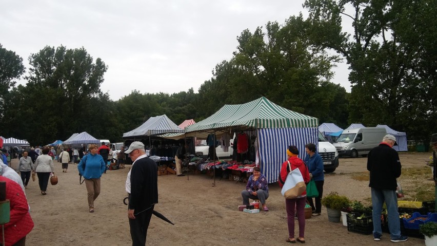 Nierówna nawierzchnia, a gdy popada błoto i kałuże, brak...