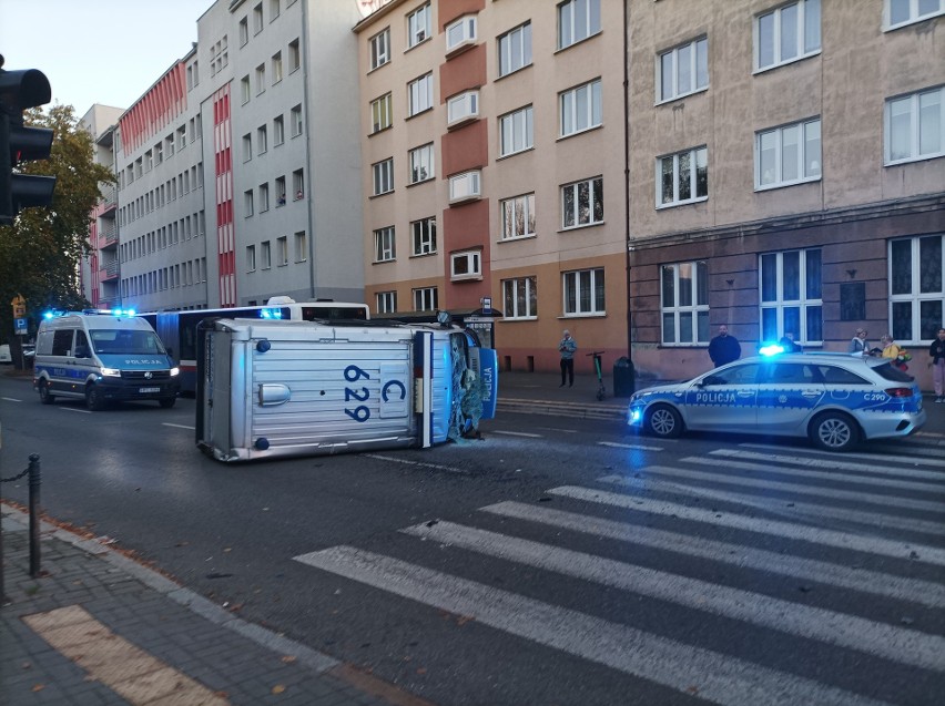 Wypadek z udziałem radiowozu i samochodu osobowego na ulicy...