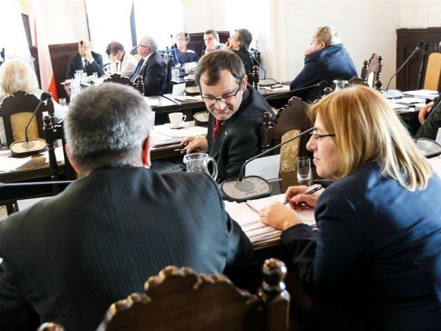 Rada Miasta Rzeszowa liczy 25 osób. Na zdjęciu Jerzy Cypryś z PiS i Jolanta Kaźmierzak z PO.