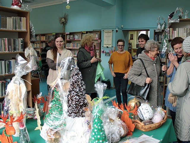 Kiermasz w bibliotece nr. 13 trwa. Kto chciałby nabyć stroiki wykonane przez seniorów z Dziennych Domów Pomocy Społecznej w Grudziądzu