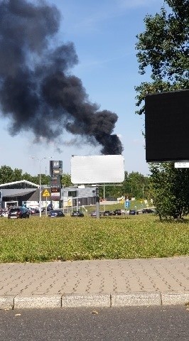 Wielki pożar opon w Mysłowicach. Słup czarnego dymu nad...
