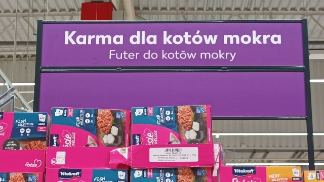 Tak prezentują się dwujęzyczne nazwy produktów w sklepach sieci Kaufland w Katowicach i w Knurowie