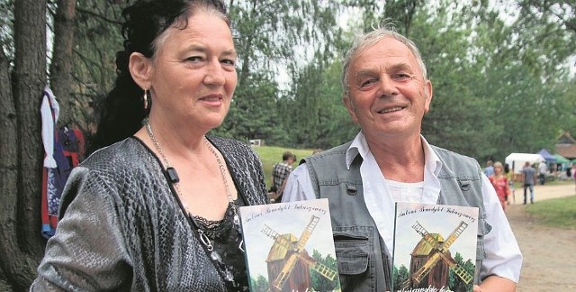 Kowalanie Antoni Benedykt Łukaszewicz i jego żona Halina z najnowszą książką zatytułowaną „Kujawskie legendy, gawędy i gadki”, wydaną przez włocławską drukarnię „Expol” 