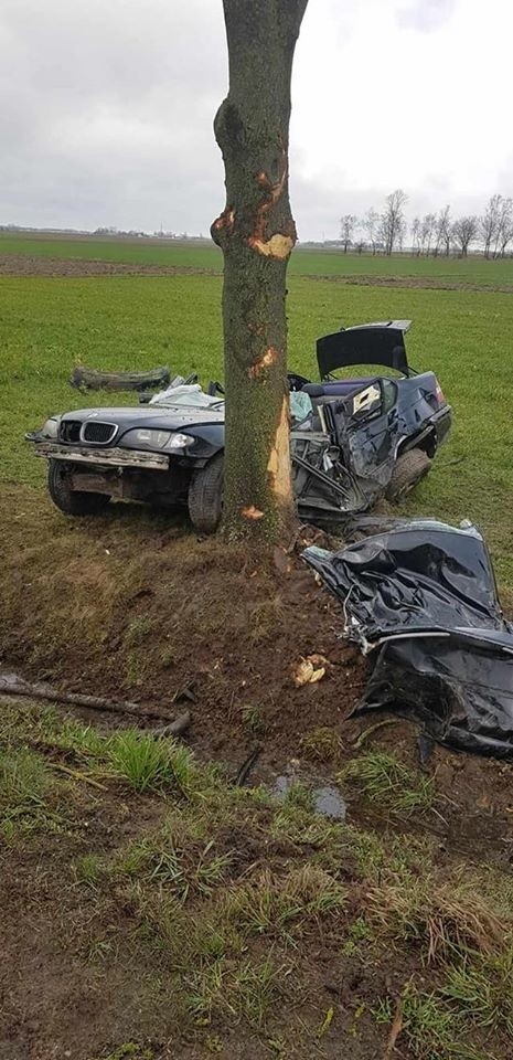 Turowo. Wypadek pod Przasnyszem. Młody kierowca zginął na miejscu