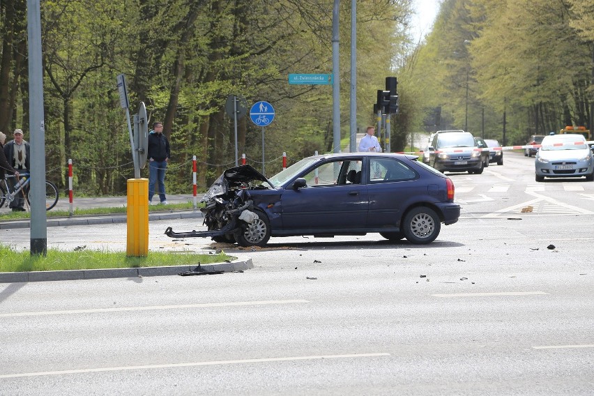 Wypadek BMW na ulicy Zwierzynieckiej w Białymstoku. Kierowca...